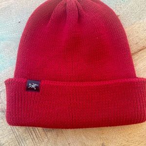 Brand new never worn arc’teryx beanie